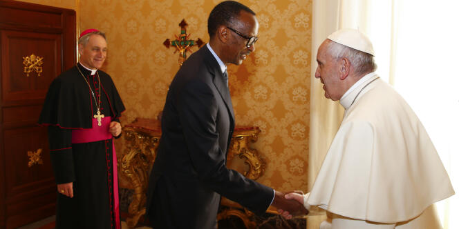 Le président rwandais Paul Kagamé et le pape François au Vatican, le 20 mars 2017.