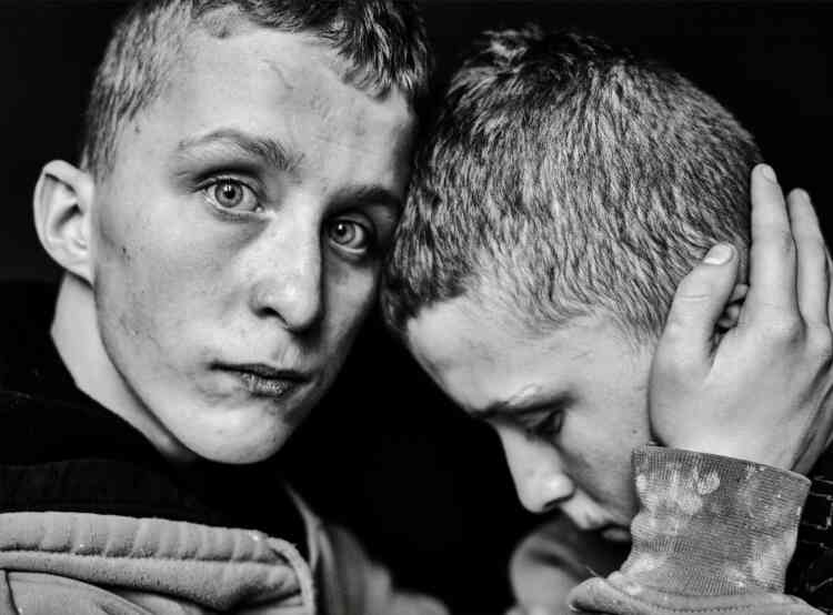 Adrian (à droite) et son frère jumeau étaient tous deux détenus à Studzieniec. En visite chez leur père, violent et alcoolique, Adrian s’est noyé alors qu’il nageait à proximité d’une mine de gravier désaffectée avec son frère et leur oncle de 20 ans, emporté lui aussi par le courant.