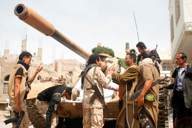 Les combattants pro-gouvernementaux se rassemblent à côté d’un réservoir qu’ils utilisent dans la lutte contre les combattants Houthi dans la ville du sud-ouest de Taiz, au Yémen le 22 mars