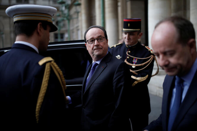 François Hollande, à la sortie du Conseil d’Etat, mercredi 22 mars.
