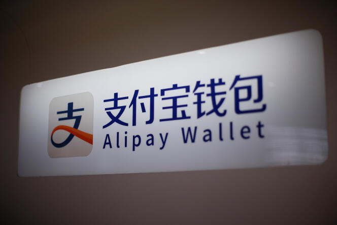 « On peut désormais tout payer avec son téléphone, par transfert à partir d’un compte WeChat, le réseau social dominant en Chine, ou Alipay, la plate-forme de paiement d’Alibaba, le numéro un du commerce en ligne ».