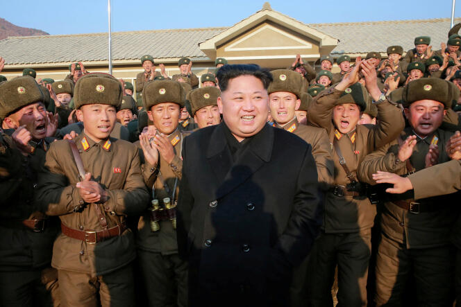 Le dirigeant nord-coréen Kim Jong-un inspecte une sous-unité de l’armée, sur cette photo non datée publiée par l’agence de presse nord-coréenne (KCNA), le 9 novembre 2016.