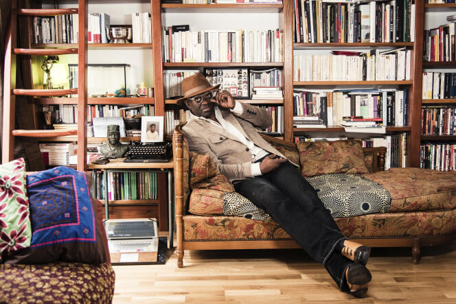 Alain Mabanckou chez lui, à Paris, en 2016.