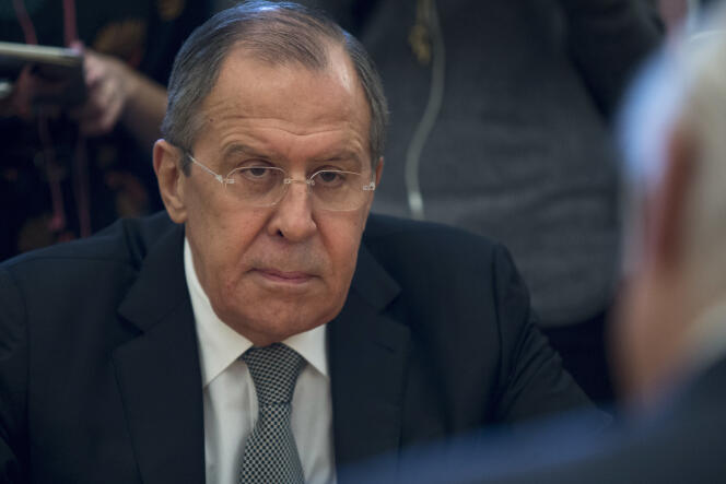 Le ministre des affaires étrangères russe, Sergeï Lavrov, lors d’une réunion avec l’envoyé spécial des Nations unies en Syrie, Staffan de Mistura, à Moscou, le 22 mars.