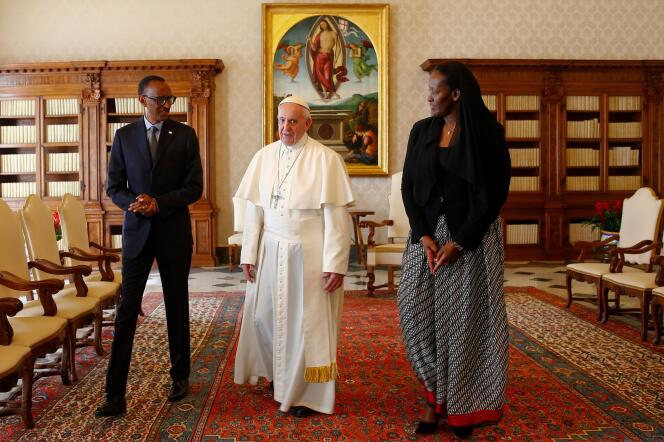 Le président rwandais Paul Kagame et sa femme Jeannette lors de leur rencontre avec le pape François, au Vatican, le 20 mars.