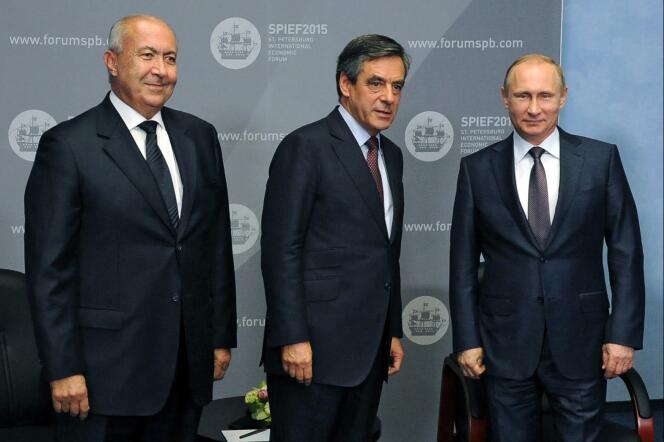 L’homme d’affaire Fouad Makhzoumi avec François Fillon et le président Poutine à Saint Petersbourg le 19 juin 2015.