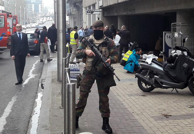 Un soldat en surveillance après l’attentat à la station de métro Maelbeek à Bruxelles le 22 mars 2016.