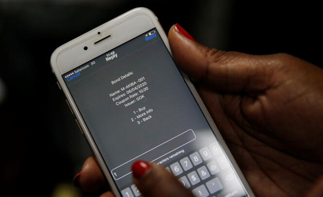 « Le téléphone peut être un outil d’asservissement, en facilitant l’addiction au jeu, par exemple, ou en facilitant des escroqueries. Ainsi, les femmes voient beaucoup plus fréquemment leur usage du mobile contrôlé par les hommes que l’inverse » (Photo: téléphone portable au Kenya).