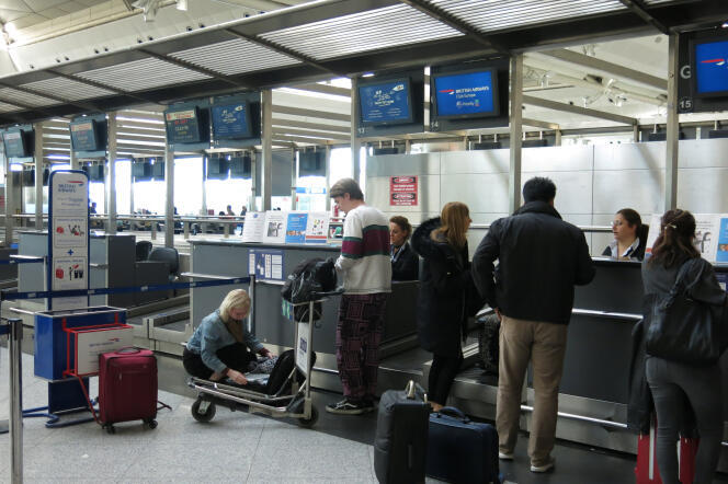 Des passagers obligés de mettre leurs ordinateurs en soute, ici à l’aéroport d’Istanbul.