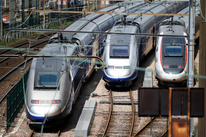 Des TGV dans le technicentre de la SNCF, à Charenton-le-Pont, près de Paris.