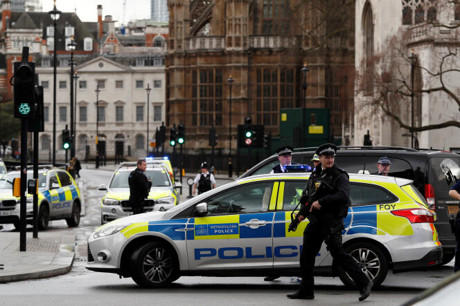 Des policiers armés sécurisent le quartier de l’attaque autour de Westminster à Londres le 22 mars.