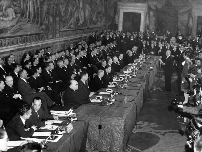 Le 25 mars 1957, au Capitole, à Rome, les ministres des « six » signent les traités instituant la Communauté Economique Européenne (CEE) et la Communauté Européenne de l’Energie atomique (EURATOM)