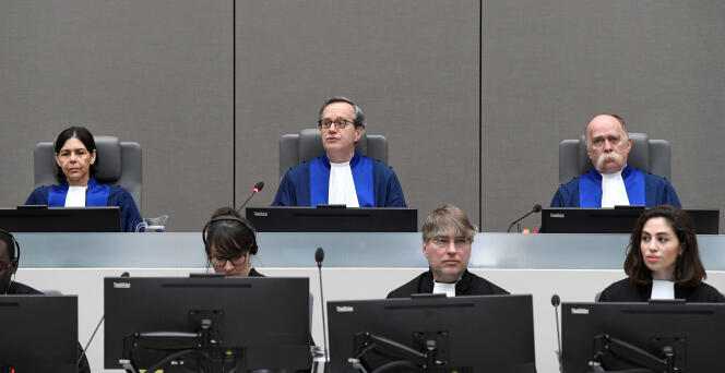 Les juges Marc Perrin de Brichambaut, Olga Herrera-Carbuccia et Peter Kovacs à La Haye le 24 mars 2017. REUTERS/Toussaint Kluiters