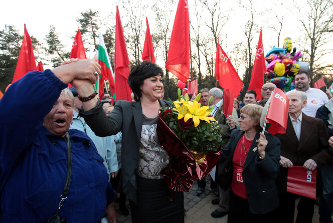 La dirigeante du Parti socialiste bulgare, Kornelia Ninova, en campagne à Sofia, vendredi 24 mars. En cas de victoire de son parti aux législatives, elle briguera le poste de premier ministre.