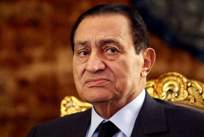 Visé par une enquête pour gain illicite, M. Moubarak ne pourra pas se rendre à l’étranger.