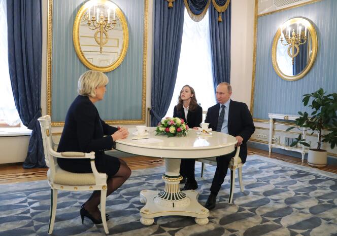Le président russe, Vladimir Poutine, et la candidate du FN à l’élection présidentielle française, Marine Le Pen, au Kremlin le 24 mars.