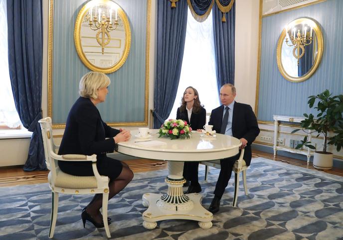 A Moscou Vladimir Poutine Adoube Marine Le Pen