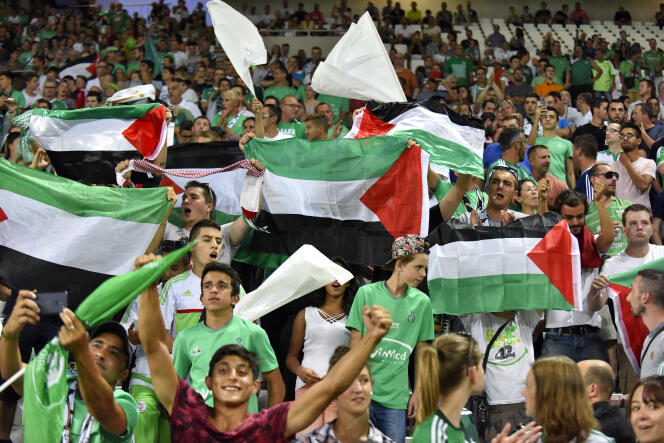 Des supporteurs de foot manifestent régulièrement leur soutien à la cause palestinienne, comme ici lors du match de Ligue Europa entre Saint-Etienne et le Beitar Jérusalem.