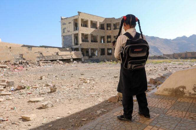 Une fillette devant son école détruite, à Taëz, dans le sud-ouest du Yémen, le 16 mars.