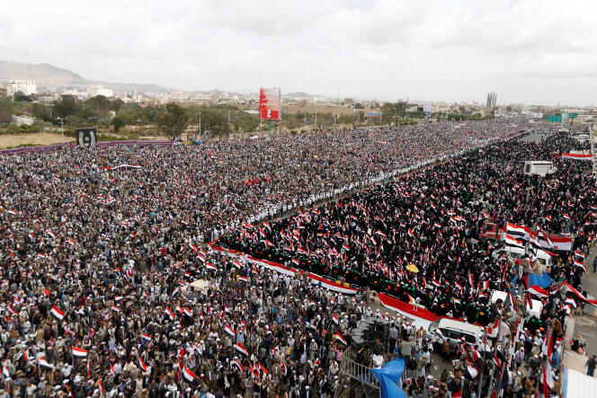 Les partisans des houthistes et de l’ancien président Saleh participent à une manifestation marquant les deux ans de l’intervention militaire de la coalition saoudienne à Sanaa, au Yémen, le 26 mars 2017.