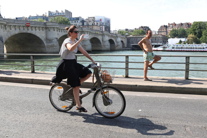 Un femme sur un velib, le 20 juillet à Paris.
