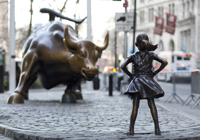 La statue « Fearless Girl » fait face au « Charging Bull » depuis le 7 mars 2017, veille de la Journée internationale des droits des femmes. La statue du taureau, elle, date de 1989.