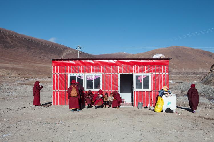 Petit-déjeuner à quelques kilomètres du camp, dans un « restaurant » aménagé le long de la route, en face des cabines de bain.