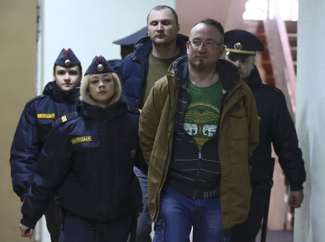 Des militants arrêtés arrivent au tribunal, lundi 27 mars à Minsk.