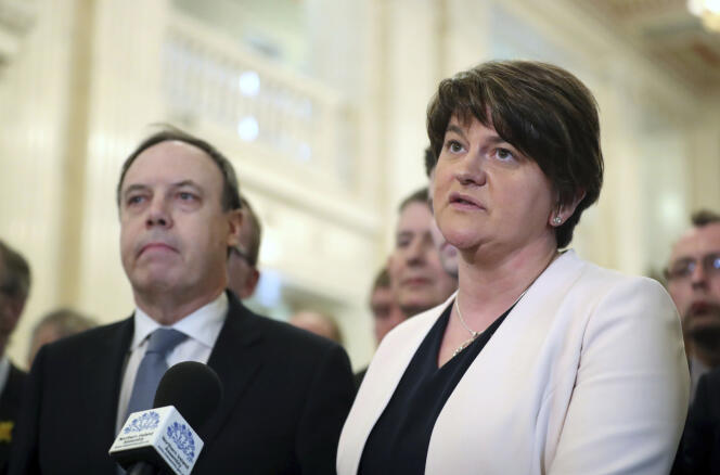 La dirigeante du Democratic Unionist Party, Arlene Foster, à l’Assemblée nord-irlandaise, à Belfast, a annoncé à la presse l’échec des pourparlers avec le Sinn Fein, lundi 27 mars 2017.