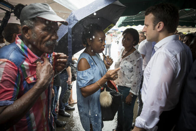 Emmanuel Macron visite le marché du Chaudron, à Saint-Denis de la Réunion, dimanche 26 mars.