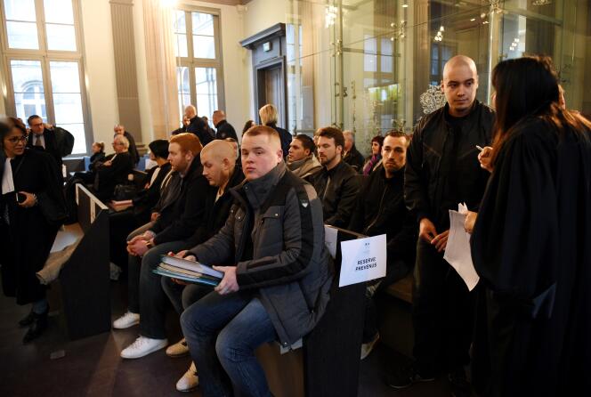 Dix-huit prévenus, membres ou sympathisants du groupuscule néo-nazi WWK, comparaissent depuis lundi devant le tribunal correctionnel d’Amiens.
