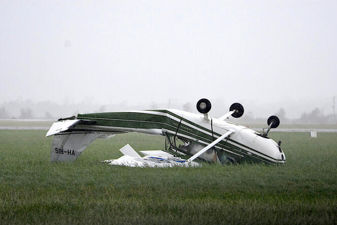 Un avion a été retourné par le cyclone Debbie à l’aéroport de Bowen, en Australie. 