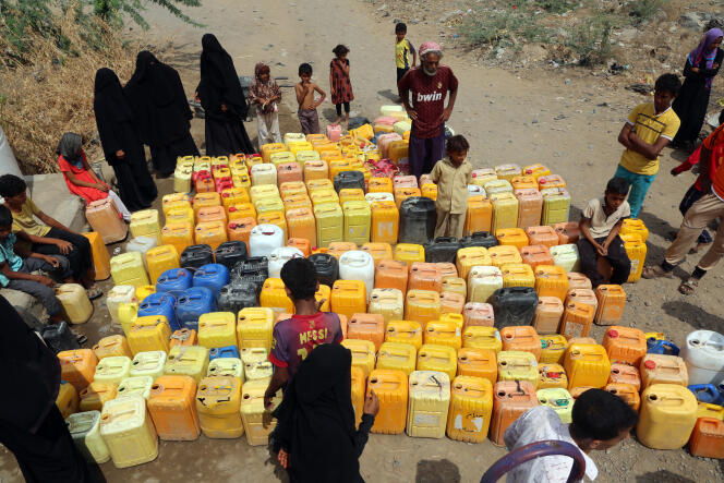 Collecte d’eau dans la banlieue de la ville portuaire d’Hodeïda (Yémen), le 20 février