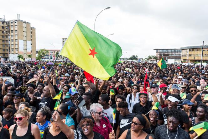 Environ 10 000 personnes ont manifesté à Cayenne, mardi 28 mars.