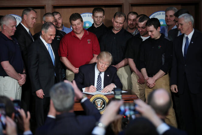 Donald Trump au siège de l’Agence de protection de l’environnement (EPA) le 28 mars.