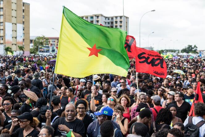 Des manifestants brandissent le drapeau de la Guyane, à Cayenne le 28 mars.