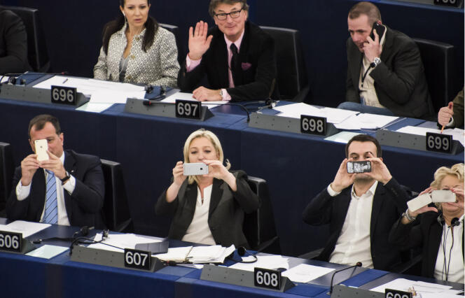 Les eurodéputés FN Louis Aliot,  Marine Le Pen, Florian Philippot et Marie-Christine Arnautu, au Parlement européen,  à Strasbourg,  le 11 mars 2015.