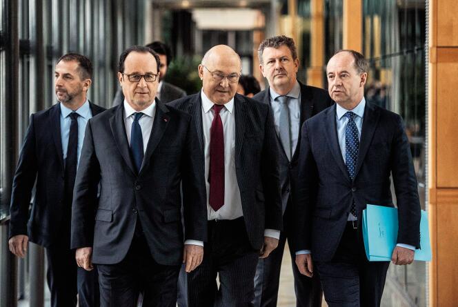 Le juge Charles Duchaine (2e en partant de la droite) dirigera l’Agence française anticorruption, qui ouvrira le 23 mai (ici, le jour de l’inauguration, le 23 mars, avec François Hollande, Michel Sapin et Jean-Jacques Urvoas).