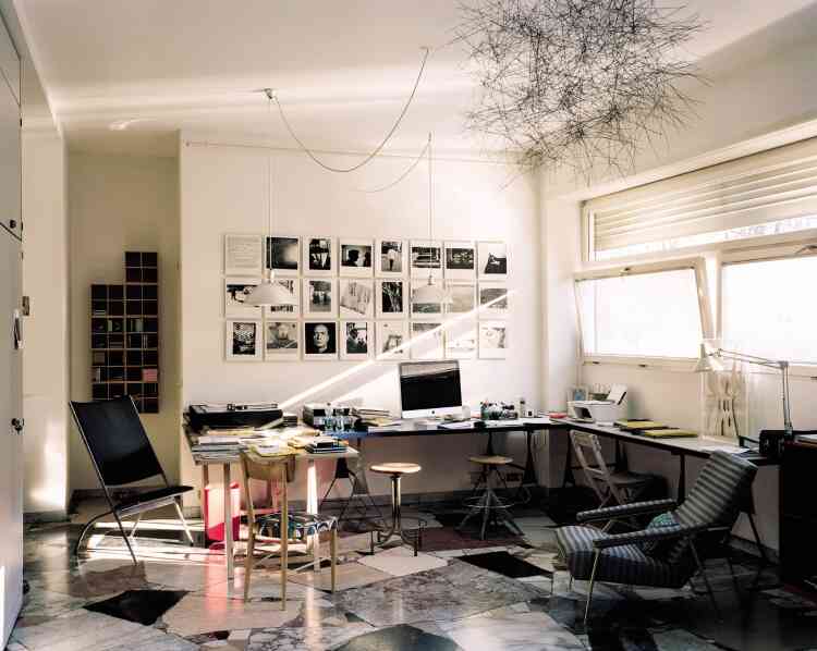 Architecte et designer, Gio Ponti (1891-1979) est l’un des pères fondateurs du modernisme italien. Auteur, avec l’ingénieur et architecte Pier Luigi Nervi, de l’emblématique tour Pirelli, il a aussi dessiné l’immeuble du 49 via Dezza, où il vécut jusqu’à sa mort. Son appartement se trouvait au 8e étage ; au rez-de-chaussée, le designer avait installé son studio ; dans le jardin, un hangar où se concentrait l’essentiel de son activité, faisait office d’atelier et d’espace de fabrication (ses meubles sont aujourd’hui édités, pour la plupart, par Molteni). Après sa mort, Salvatore Licitra, son petit-fils, lui-même artiste, s’est installé dans le studio de son grand-père, dont il gère les archives photo-graphiques, consultables sur rendez-vous. http://gioponti.org