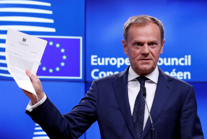 Le président du Conseil européen, Donald Tusk, brandit la lettre d’activation du Brexit signée par la première ministre britannique, Theresa May, la veille au soir, le 29 mars 2017 à Bruxelles.