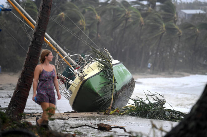 Un voilier échoué sur une plage d’Airlie Beach, dans l’Etat de Queensland, en Australie.