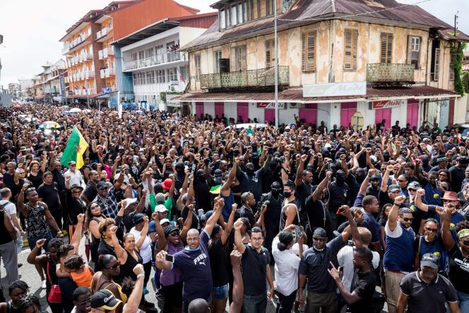 Des milliers de Guyanais ont manifesté sur l’avenue du Général-de-Gaulle à Cayenne, le 28 mars.