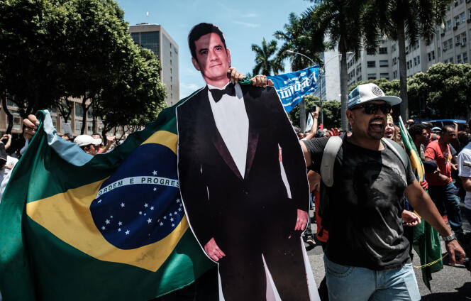 A Rio de Janeiro, un manifestant anticorruption brandit l’effigie de Sergio Moro, le juge chargé de l’enquête « Lava Jato », le  12 décembre 2016.