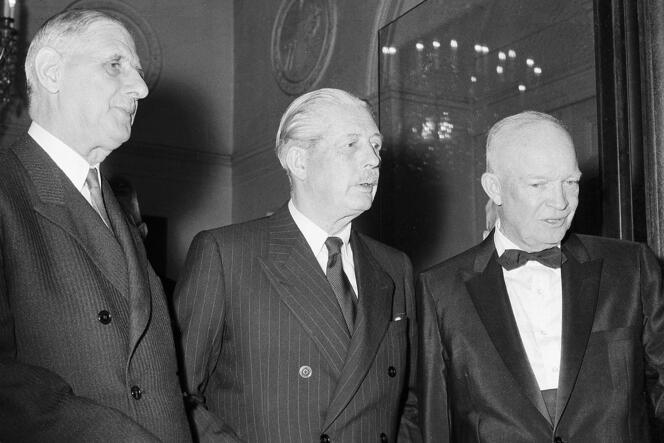 Charles de Gaulle, le premier ministre britannique Harold Macmillan et le président américain Dwight D. Eisenhower, en 1960 à Paris.