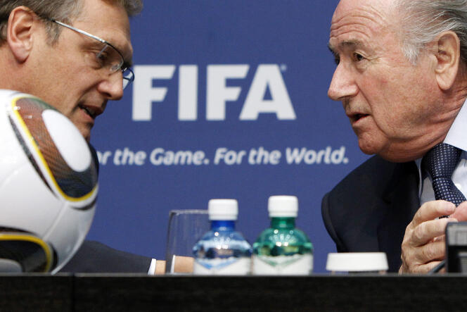 Le 29 octobre 2010 à Zurich, le président suisse de la FIFA, Sepp Blatter (à droite), est en discussion avec son secrétaire général, le Français Jérôme Valcke.