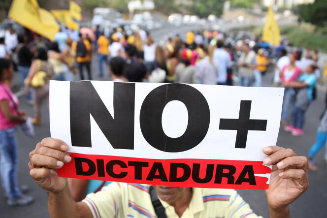 Des opposants manifestent, le 31 mars à Caracas, au Venezuela.