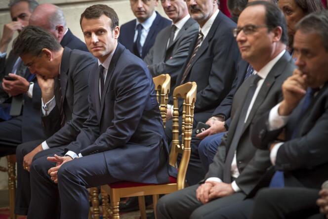 Emmanuel Macron et François Hollande au palais de l’Elysée, le 24 mai 2016.