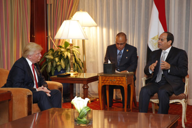 Donald Trump, alors candidat républicain à l’élection présidentielle américaine, s’entretient avec le président égyptien, Abdel Fattah Al-Sissi, à l’hôtel Plaza, à New York, le 20 septembre 2016.