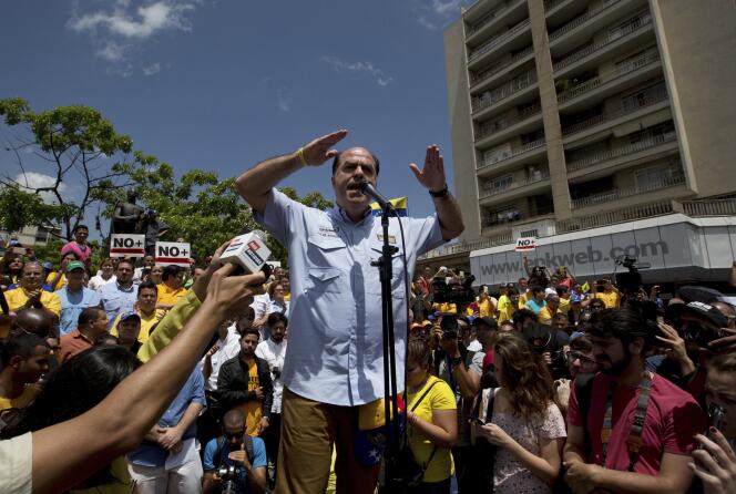 Le président de l’Assemblée nationale, Julio Borges, a improvisé une session publique en plein air, sur une place de la capitale, samedi 1er avril.