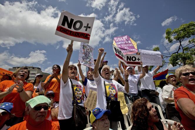Manifestation de l’opposition, samedi 1er avril dans les rues de Caracas.